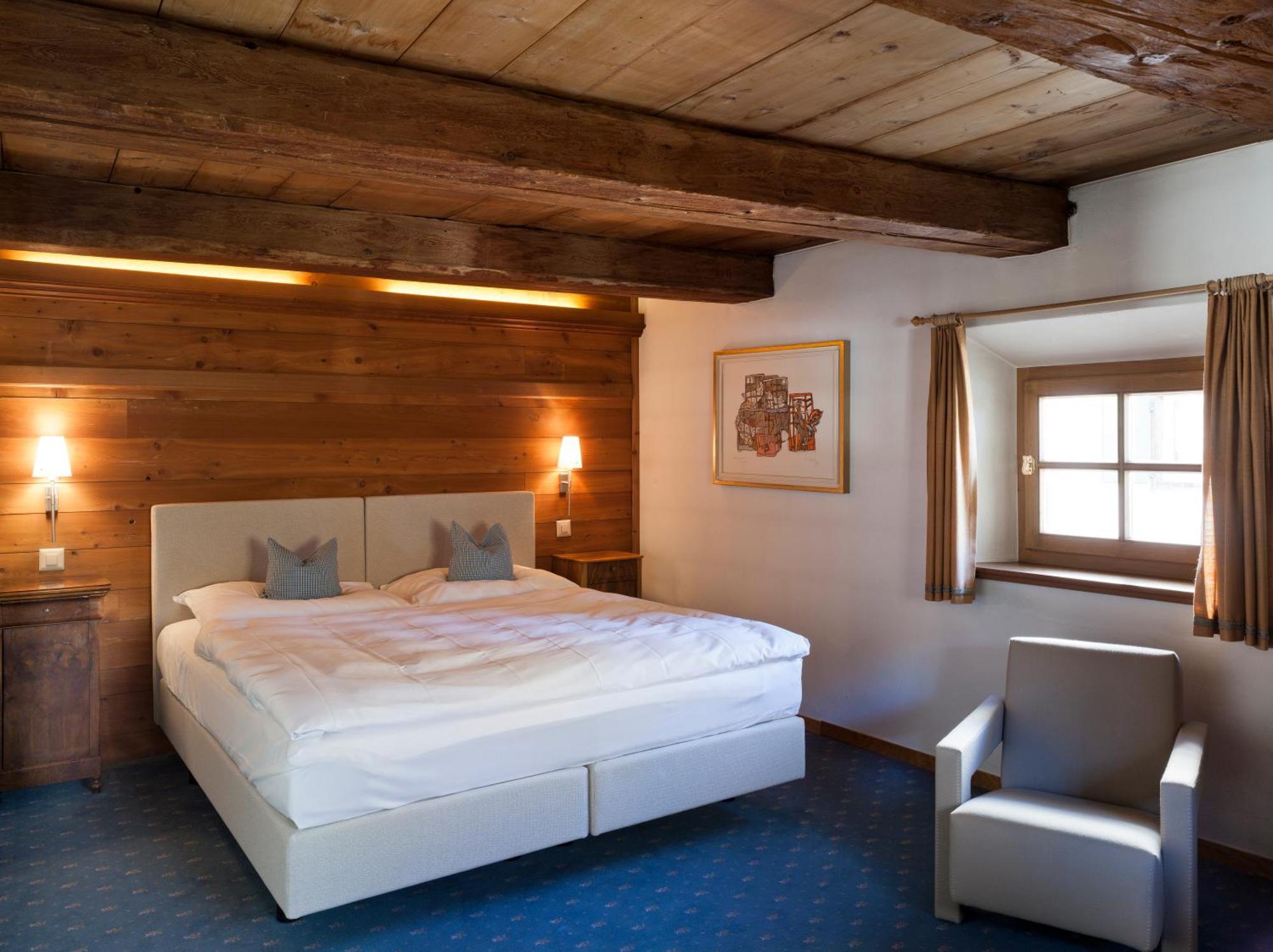Historic Chesa Salis Couette-café Bever