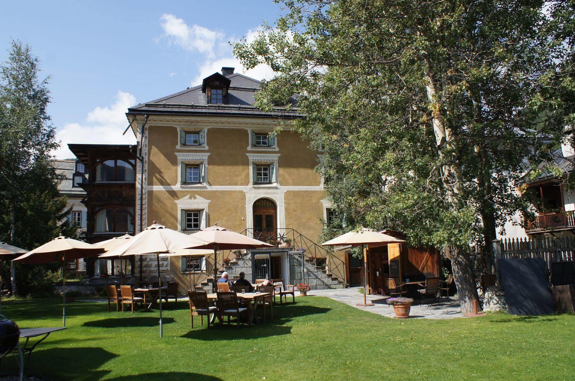 Historic Chesa Salis Couette-café